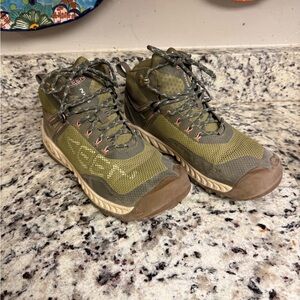 Women's KEEN Nxis Evo Mid Waterproof Hiking Boots— size 9